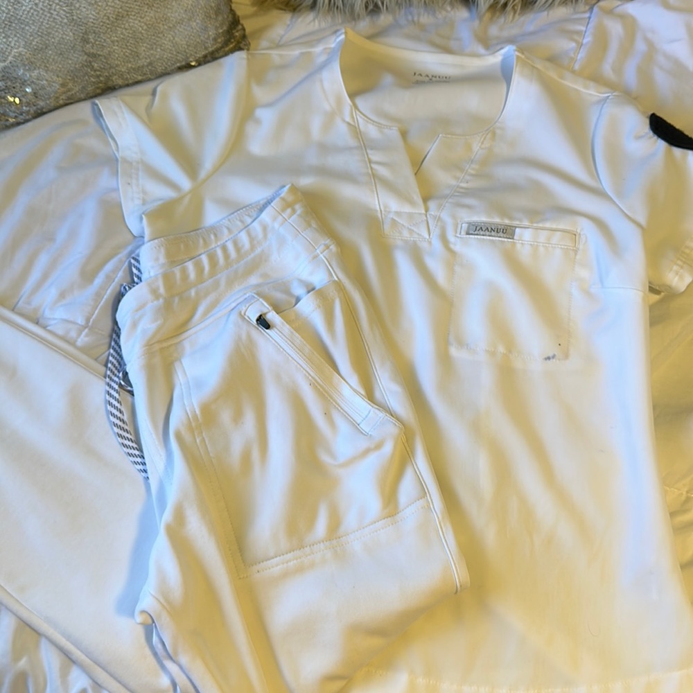 JAANUU WHITE SCRUB SET